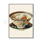 Bol en porcelaine décoré de fleurs et de branchages colorés dans un style oriental.