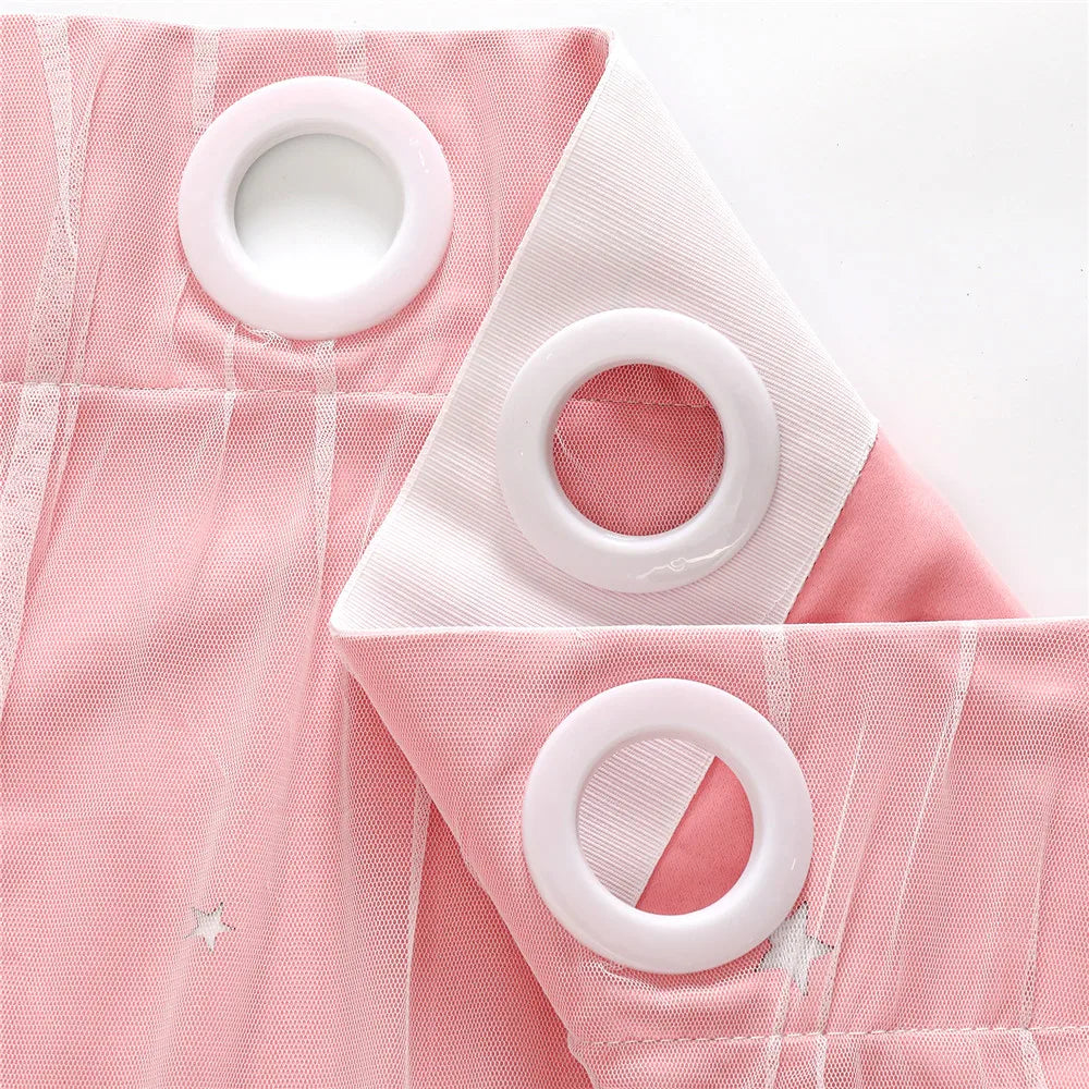 Image d'un rideau rose élégant, avec des œillets en métal, suspendu magnifiquement sur une tringle à rideau. Le rideau est fabriqué à partir de polyester de haute qualité, ajoutant une touche de sophistication à n'importe quel intérieur. Parfait pour ceux qui cherchent à améliorer leur décor de maison avec des textiles de luxe.