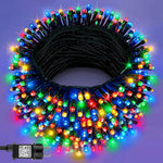 Guirlande lumineuse LED multicolore dans un jardin