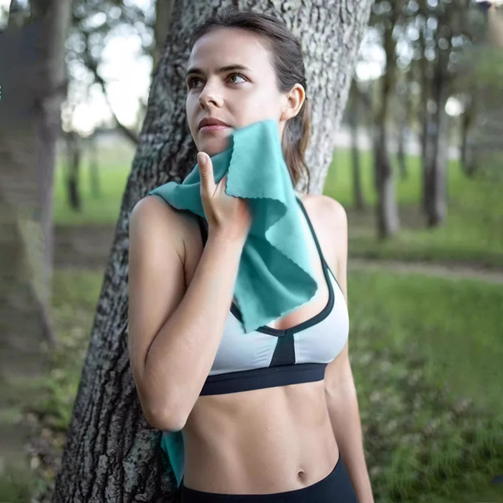 Serviette de sport bleue pliée dans un sac de sport pour le camping