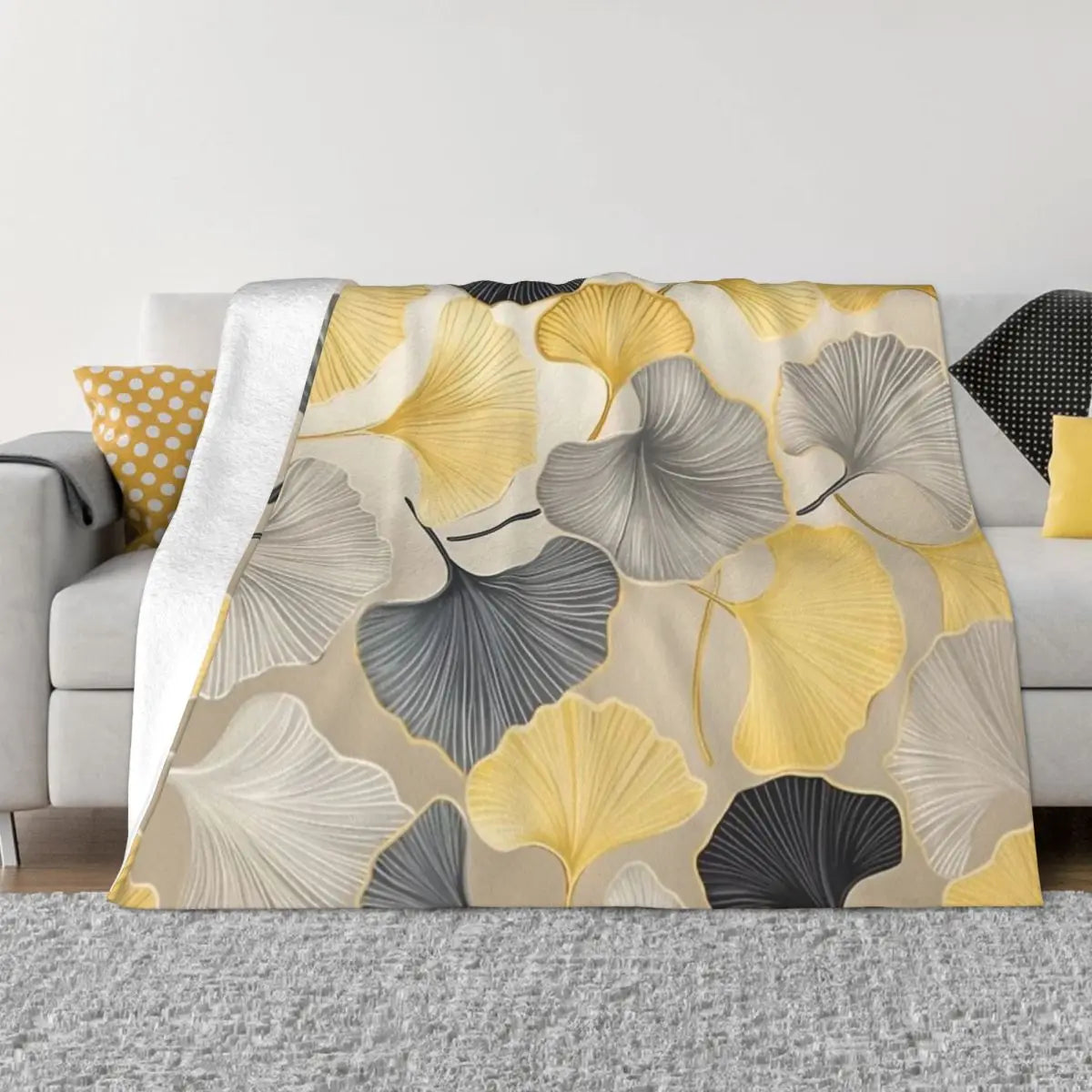 Détail du motif Ginko doré sur tissu beige doux