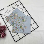 Paquet de 20 serviettes en papier floral sur table