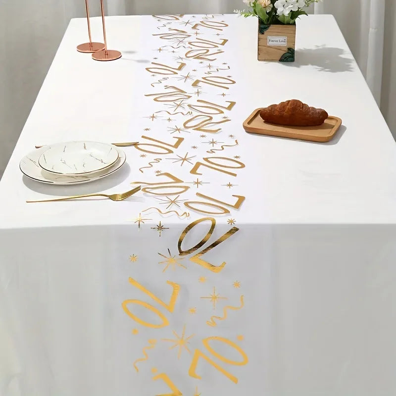 Chemin de table anniversaire vu de près montrant le motif festif
