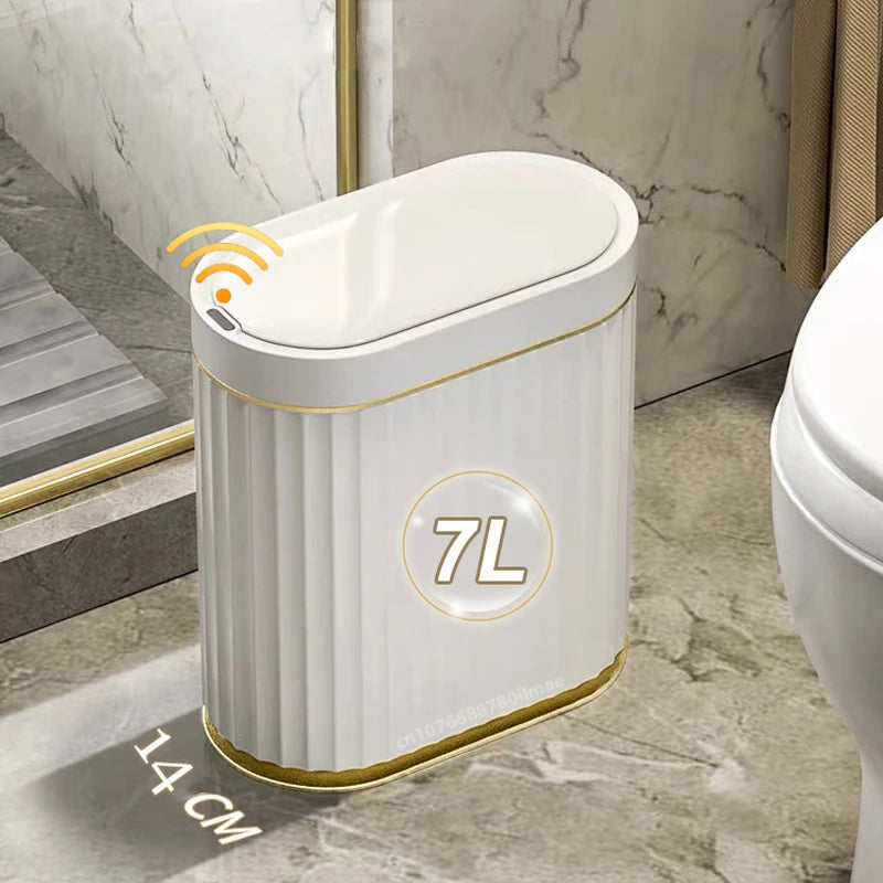 Poubelle à capteur automatique blanche dans une salle de bain moderne