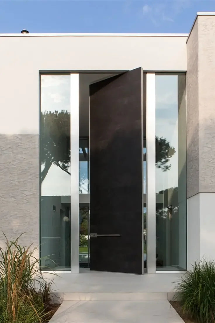 Porte d'entrée résidentielle installée dans une décoration d'entrée moderne