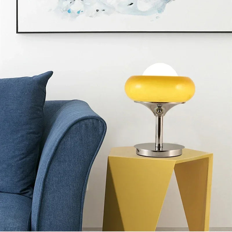 Lampe de table orange style nordique sur table de nuit