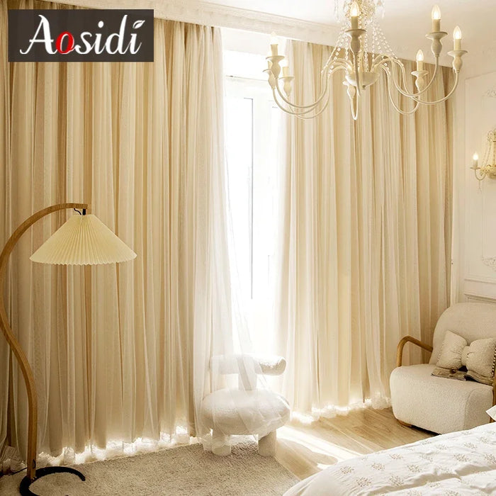 Rideau occultant double couche blanc avec tulle dans un salon élégant