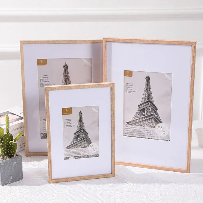 Cadre photo mural en bois naturel rouge suspendu sur un mur blanc