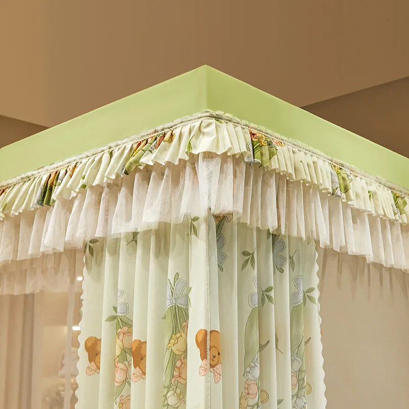 Rideaux colorés avec motifs floraux et volants décoratifs, créant une ambiance chaleureuse et accueillante dans la pièce.