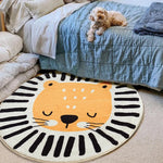 Un tapis rond orné d'un motif de tête de léopard décoratif est placé sur le sol à côté d'un lit avec un petit chien posé dessus.