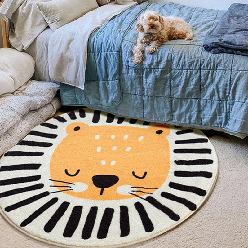 Un tapis rond orné d'un motif de tête de léopard décoratif est placé sur le sol à côté d'un lit avec un petit chien posé dessus.