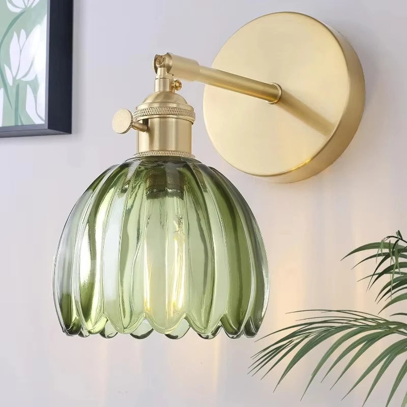 Applique murale vintage en verre tulipe verte sur mur blanc