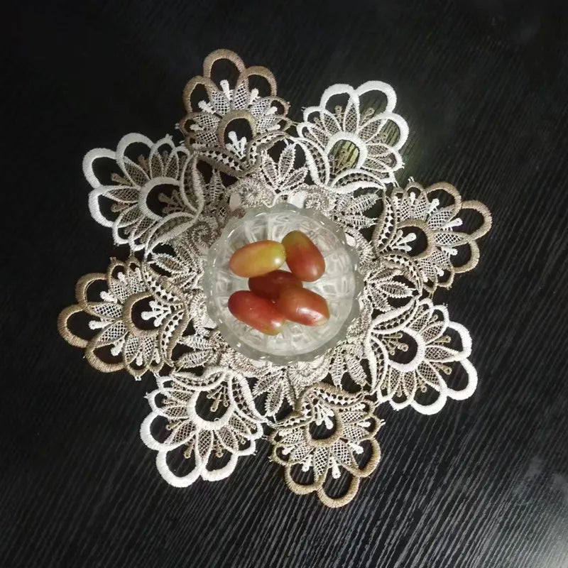 Détail de la broderie sur le sous-verre rond en polyester coton