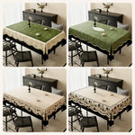 Une table de salle à manger avec différents types de nappes décoratives, ornées de motifs floraux et de finitions élégantes.