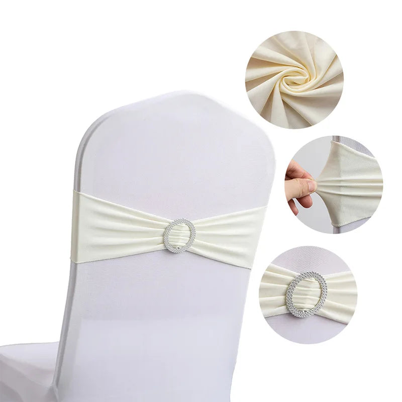Foulard en satin blanc avec boucle de strass décorative, utilisé pour habiller des chaises dans un mariage ou un événement.
