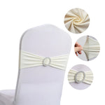 Foulard en satin blanc avec boucle de strass décorative, utilisé pour habiller des chaises dans un mariage ou un événement.