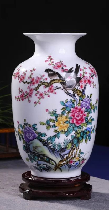 Magnifique vase en porcelaine blanche décoré de fleurs et d'oiseaux colorés dans un style traditionnel chinois.