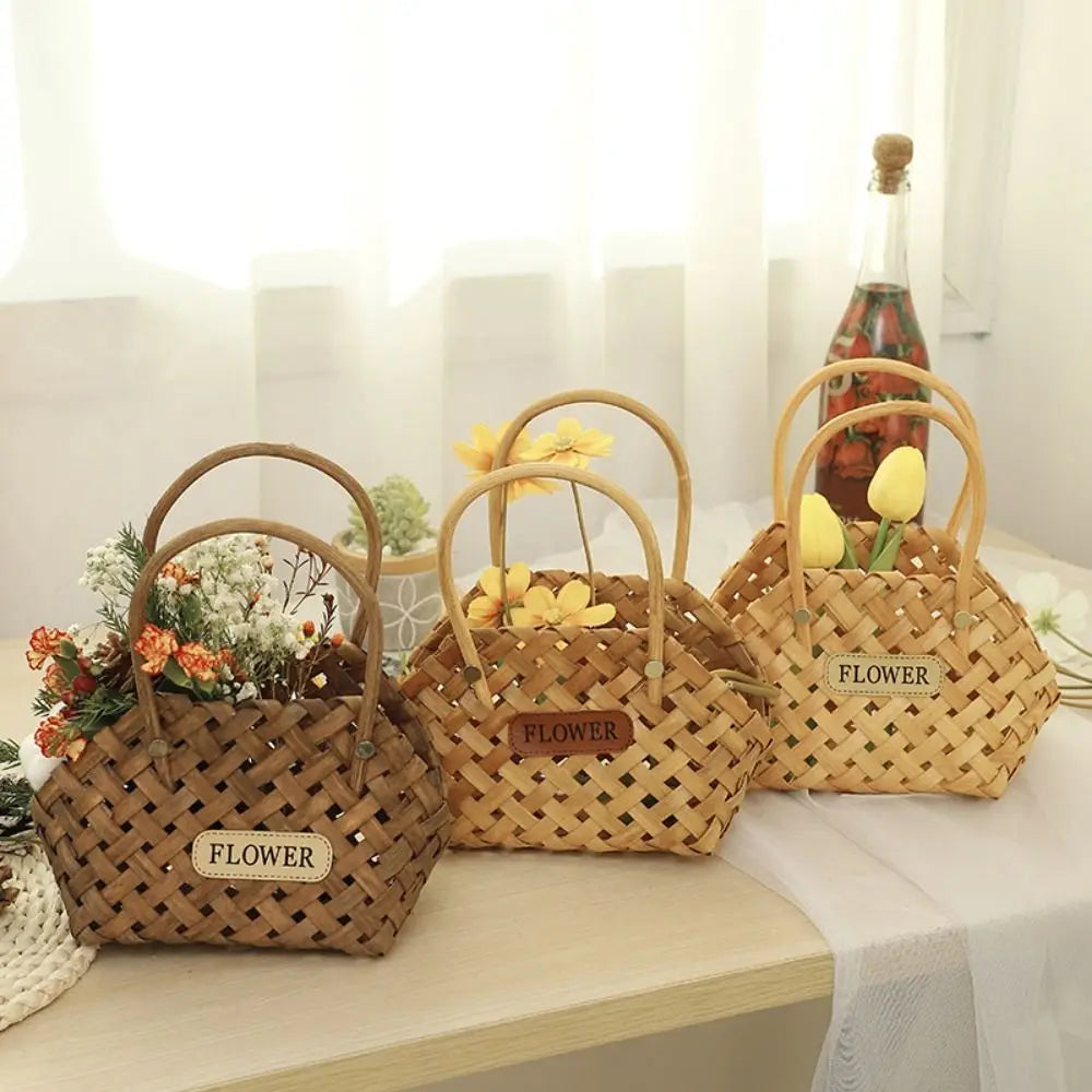Panier en bambou tissé à la main utilisé comme cache pot pour plante verte