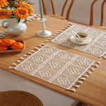 Napperon en crochet bohème multicolore sur table en bois