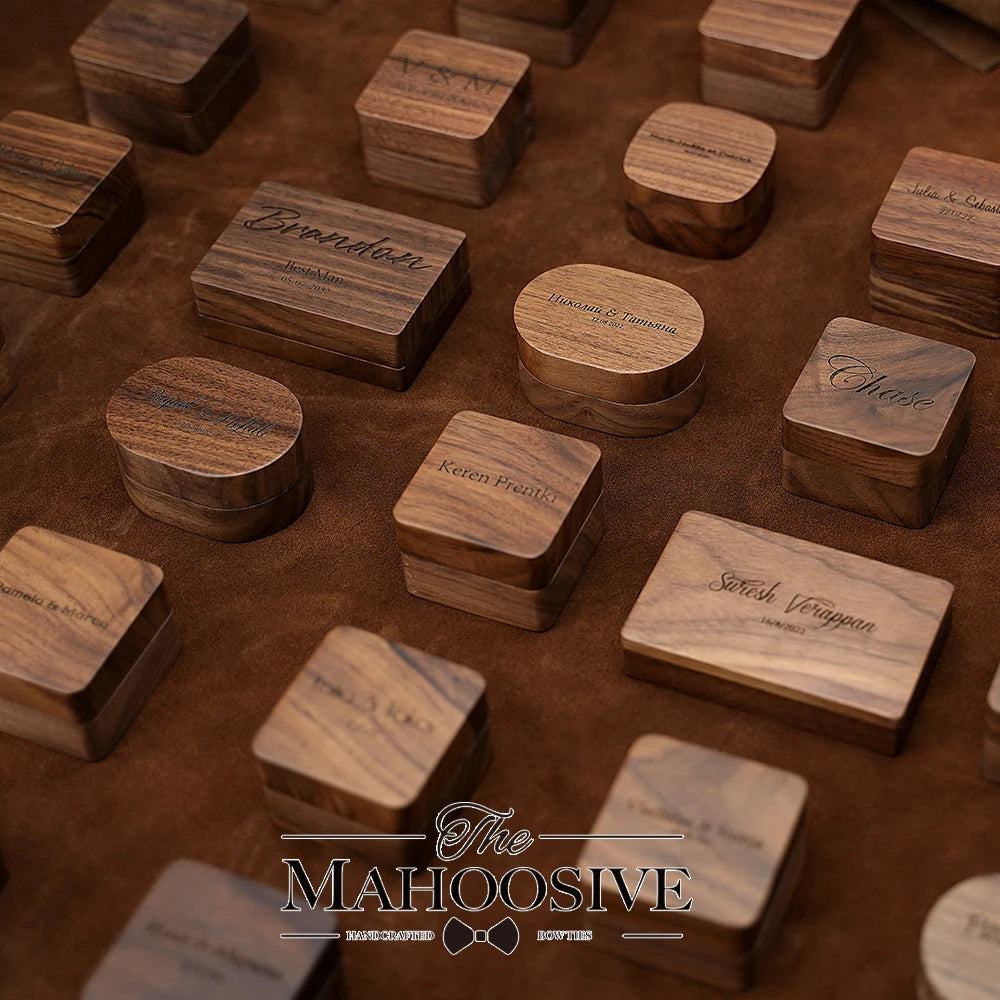 Intérieur en bois de la boîte à bijoux avec compartiment pour bagues