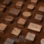 Intérieur en bois de la boîte à bijoux avec compartiment pour bagues