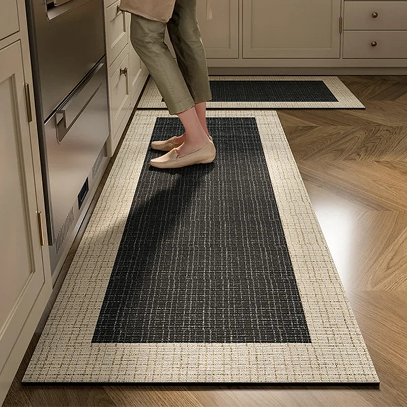Tapis de cuisine antidérapant de couleur gris et beige, avec un design quadrillé moderne, posé sur un sol en bois clair dans une cuisine aménagée.