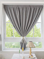 Voilage gris élégant pour salon, chambre ou bureau, offrant une ambiance moderne et raffinée. Convient parfaitement pour décorer une fenêtre tout en préservant la luminosité de la pièce. Design épuré avec attache décorative, idéal pour un intérieur contemporain. Accessoire de décoration indispensable pour personnaliser votre espace de vie.