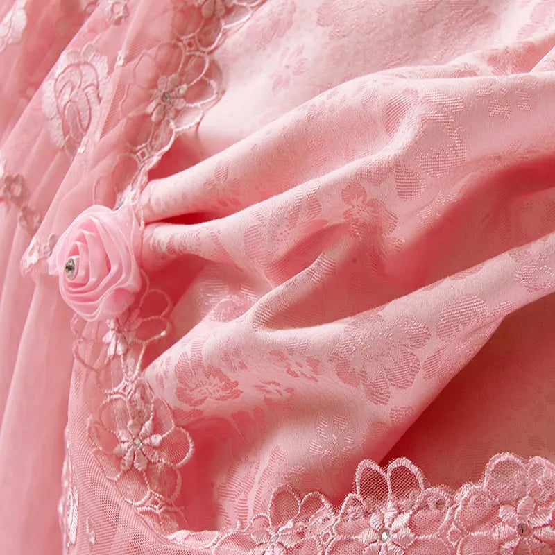 Détail broderie et dentelle sur housse de couette rose