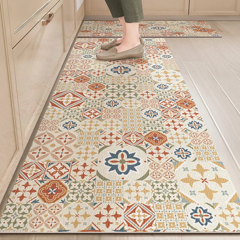 Un tapis coloré et décoratif avec un motif géométrique et floral qui crée une ambiance chaleureuse et accueillante dans la cuisine.