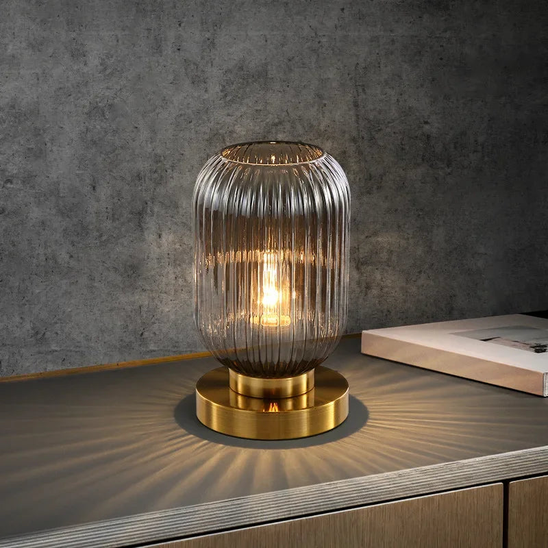 Lampe de chevet en verre nordique allumée en ambiance chambre
