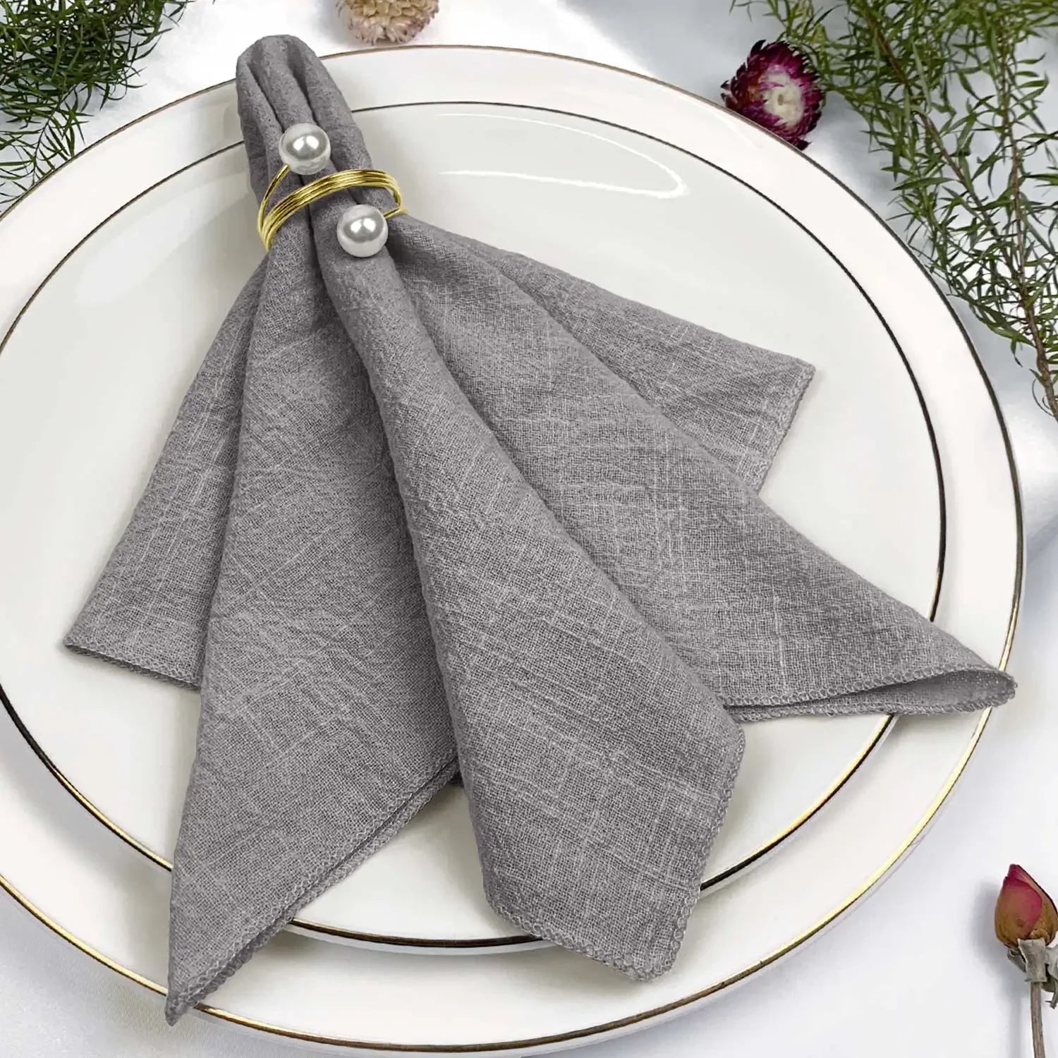 Des serviettes de table grises avec des perles ajoutent une touche élégante à la présentation.