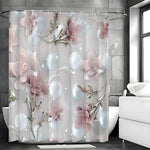 Rideau de douche rose avec un design floral, mettant en scène des fleurs coupées et des plantes d'intérieur. Les pétales de fleur rose se détachent sur le motif du rideau, tandis que des éléments de plomberie sont visibles en arrière-plan. Ce rideau ajoutera une touche de couleur et de nature à votre salle de bain.
