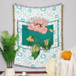 Magnifique tapis mural orné d'un bouquet de fleurs épanouies dans un décor de formes géométriques et de petites fleurs blanches stylisées, créant une composition harmonieuse et chaleureuse.