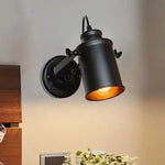 Applique murale LED rétro noire installée dans un couloir