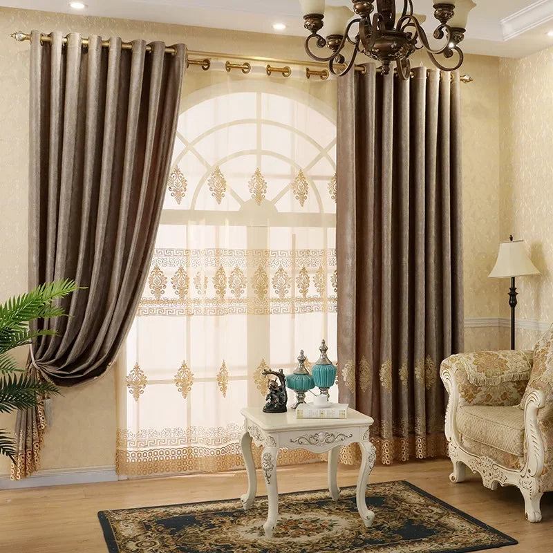 Rideaux élégants pour salon, couleur marron foncé, mettant en valeur une fenêtre avec des motifs dorés et une décoration intérieure classique. Ambiance chaleureuse et accueillante, idéale pour une décoration sophistiquée et chic. Accessoires et mobilier de style vintage complétant l'atmosphère du salon.