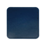 Un simple coussin de protection en cuir bleu foncé avec une couture élégante autour des bords.