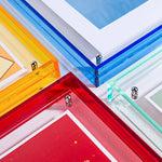 Cadre acrylique avec photo sur table de salon