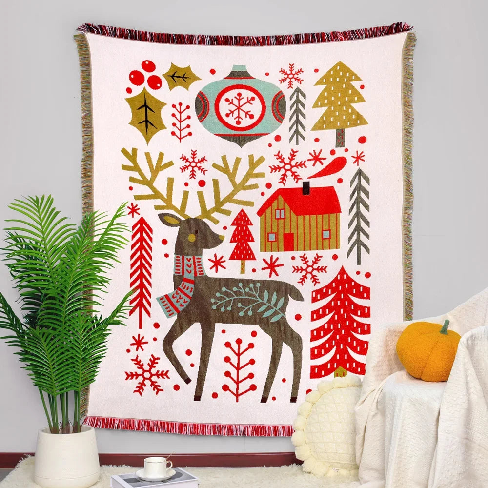 Couverture de sol ou murale avec motifs hivernaux et de Noël, incluant un cerf, une maison, des arbres de Noël, des flocons de neige et des éléments décoratifs rouges, verts et dorés.