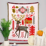 Couverture de sol ou murale avec motifs hivernaux et de Noël, incluant un cerf, une maison, des arbres de Noël, des flocons de neige et des éléments décoratifs rouges, verts et dorés.