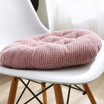 Coussin rond velours côtelé jaune dans chambre à coucher