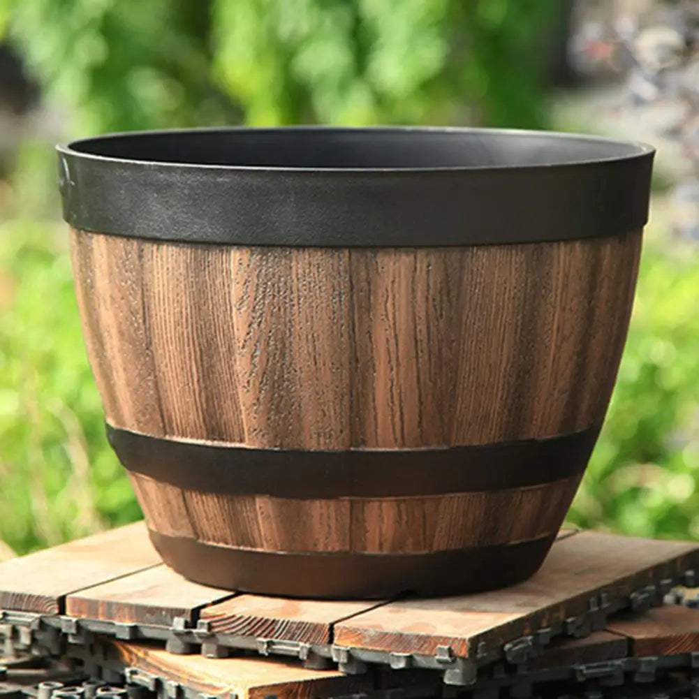 Pot de fleur baril de whisky blanc sur terrasse