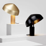 Lampe sur table de chevet en chambre à coucher