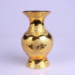 Vase décoratif de style asiatique avec des motifs dorés sur un fond violet clair.