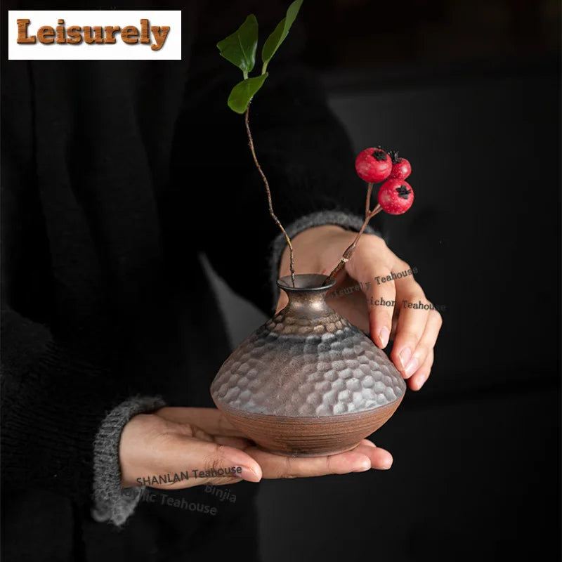 Cache-pot doré avec plante verte