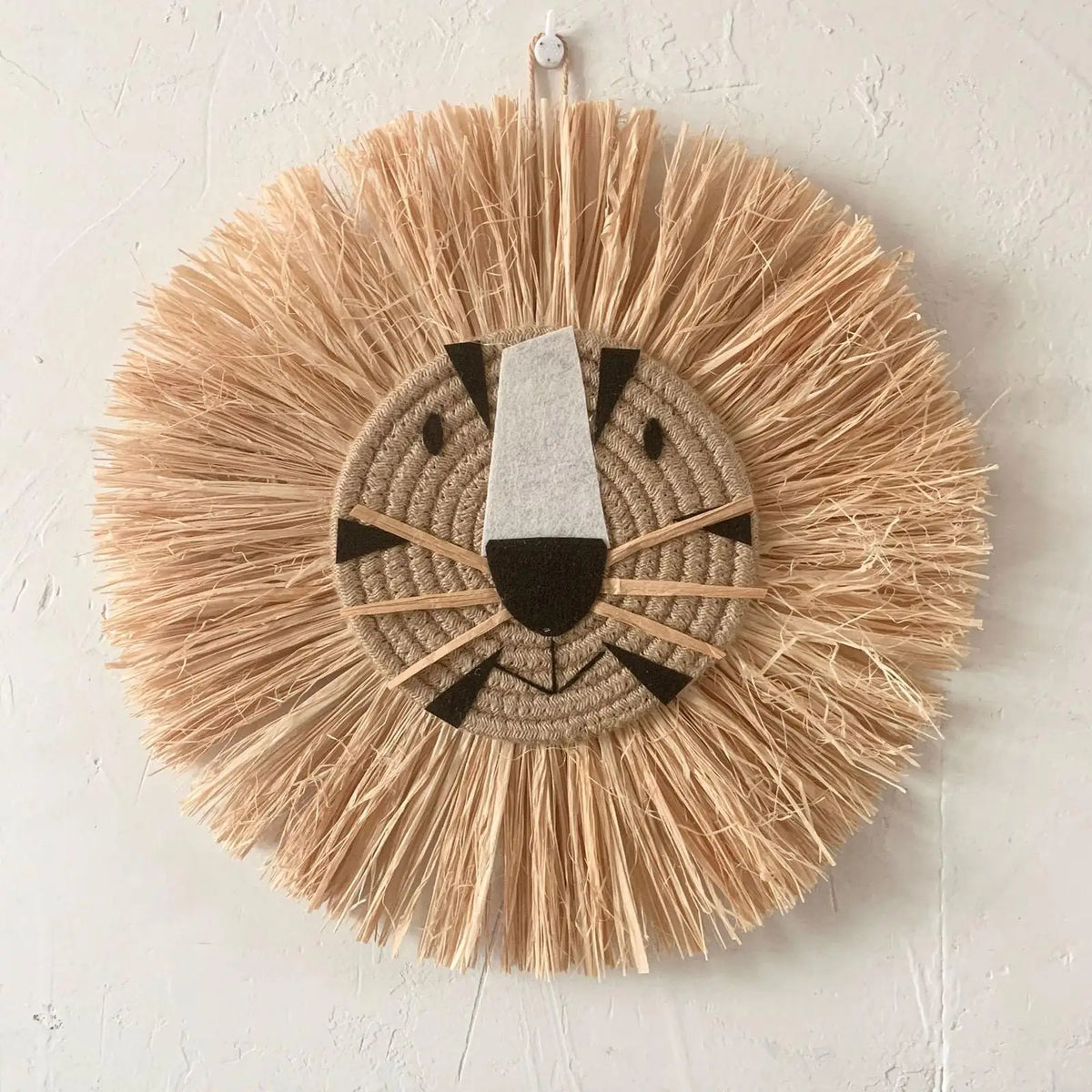 Décoration murale en paille dans un salon avec décoration naturelle