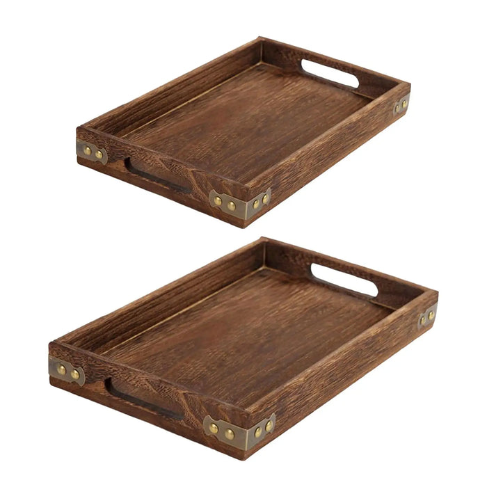 Plateau de service en bois rectangulaire avec poignées sur table basse