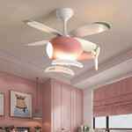 Vue rapprochée du design hélicoptère du lustre ventilateur en couleur bleue