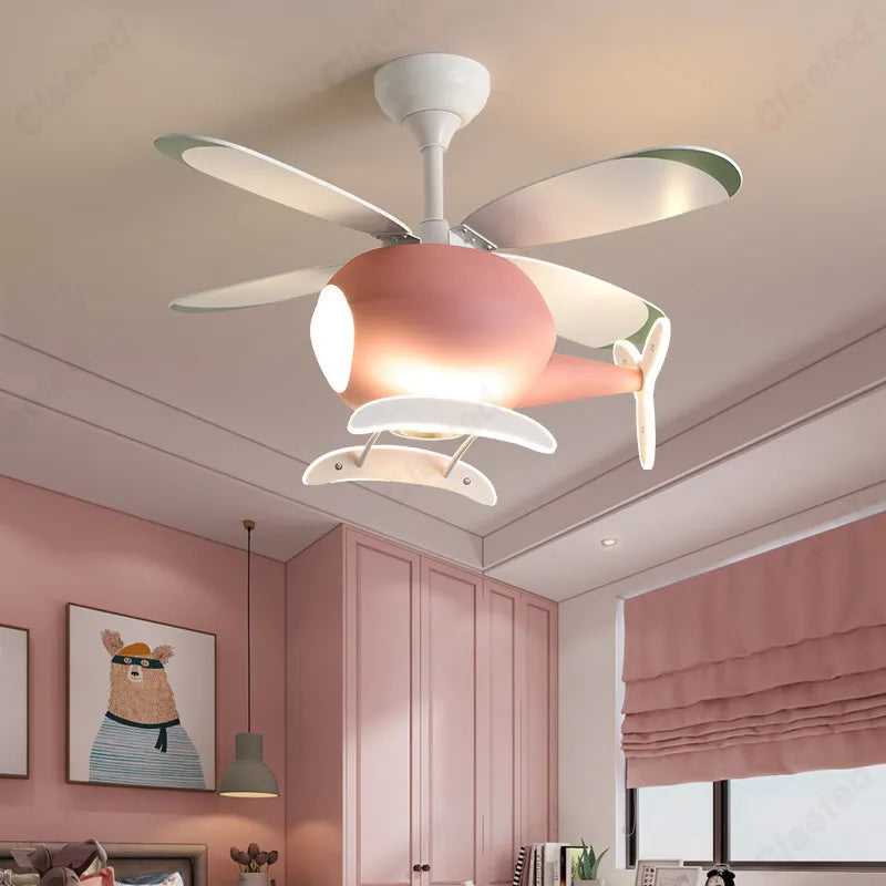 Vue rapprochée du design hélicoptère du lustre ventilateur en couleur bleue