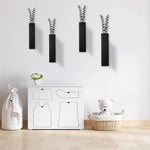 Jardinière murale noire accrochée dans une chambre avec décoration boho