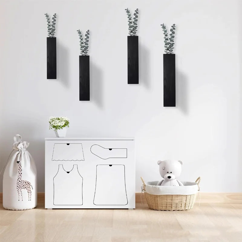 Jardinière murale noire accrochée dans une chambre avec décoration boho